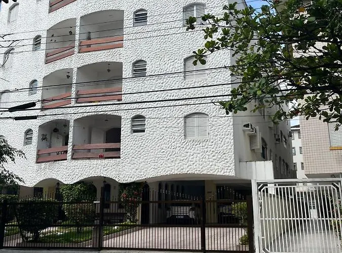 Apê Charmoso Ed Carpentier a 200m da Enseada 2 Quartos, Cozinha Americana e Conforto para 6 Pessoas Guarujá