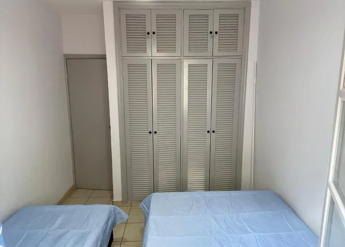 Apê Charmoso Ed Carpentier a 200m da Enseada 2 Quartos, Cozinha Americana e Conforto para 6 Pessoas Guarujá